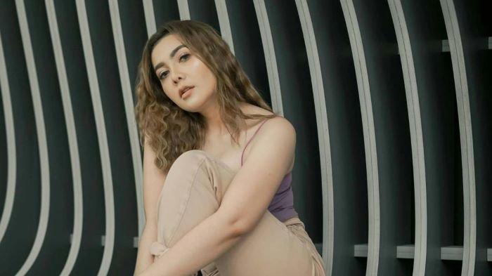 Ajeng Cikita yang kini jatuh cinta berakting dan bermain film itu mengawali pekerjaannya sebagai model setelah mengikuti ajang Gadis Sampul.