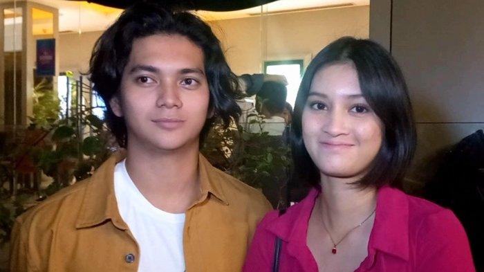 Pemain film Ajil Ditto menggandeng Maura Gabriella saat menghadiri Gala Premiere film Like & Share di Bioskop XXI Epicentrum Walk, Kuningan, Jakarta Selatan, Selasa (29/11/2022) malam. Maura Gabrielle dikenal sebagai pemain film televisi (FTV) dan film.
