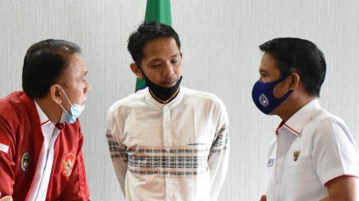 Koordinator SOS, Akmal Marhali bersama Ketua Umum PSSI, Moch Iriawan dan Plt Sekjen PSSI, Yunus Nusi berbincang tentang sepak bola nasional.