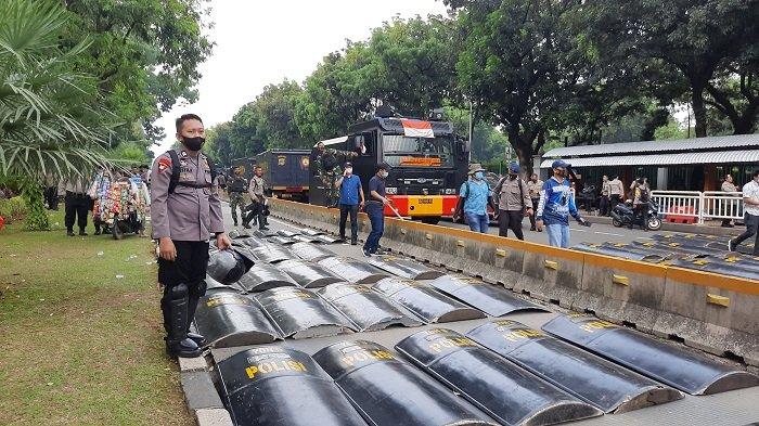 Tameng polisi masih ditidurkan, saat membubarkan massa pengunjuk rasa dari FPI dan GNPF, di depan Gedung Sapta Pesona, Kementerian Pariwisata, Gambir, Jakarta Pusat, Selasa (13/10/2020) sore.