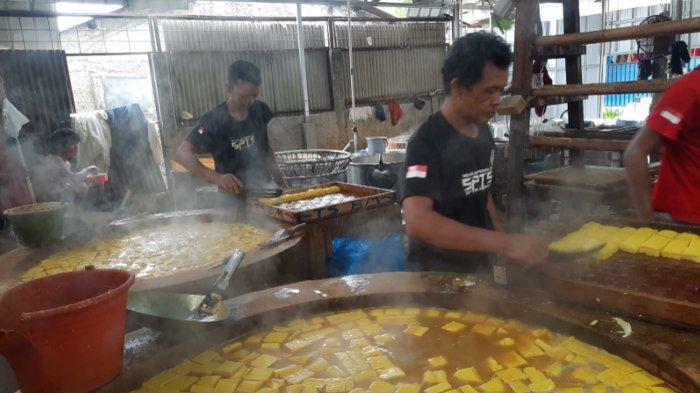 Aktifitas para karyawan industri Perajin Tahu Non Formalin Tasbim.