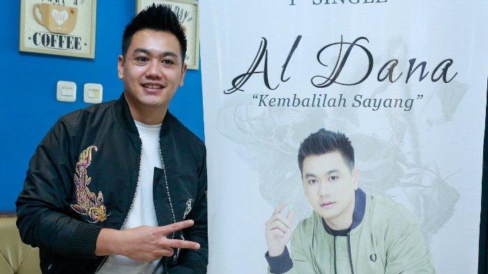 Penyanyi Al Dana saat berbincang mengenalkan single perdana berjudul 'Kembalilah Sayang' di Label GMI Records, Ruko Grand Wijaya, Jalan Wijaya Raya, Kebayoran Baru, Jakarta Selatan, Senin (26/9/2022).