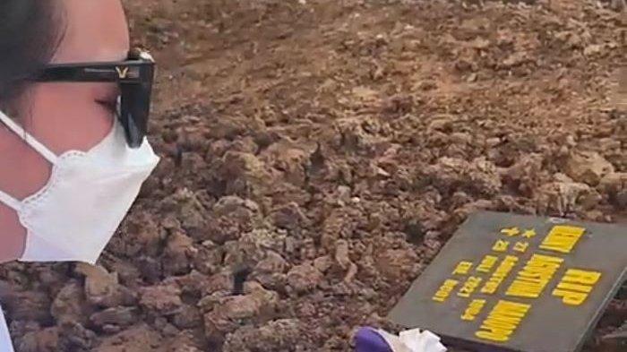 Pemain sinetron Amanda Manopo terus memeluk erat ayahnya saat jenazah Henny Manopo, almarhum ibunya, dimakamkan, Senin (26/7/2021) siang. Jenazah Henny Manopo ibu Amanda Manopo dimakamkan di San Diego Hills Memorial Park, Karawang, Jawa Barat.