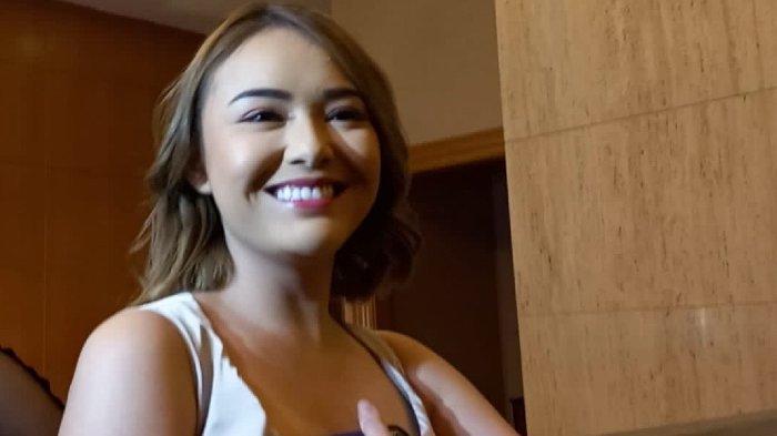 Pemain sinetron Amanda Manopo diminta menjadi pengiring Glenca Chysara dan Rendi John saat pesta pernikahan digelar Minggu (20/11/2022). Pesta pernikahan Glenca Chysara dan Rendi Jhon berlangsung merah di Hotel Ritz-Carlton, kawasan Mega Kuningan, Setiabudi, Jakarta Selatan.