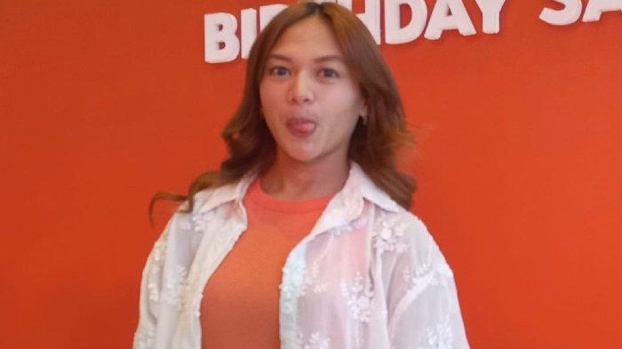 Pemain sinetron dan film Amel Carla di kawasan Tebet, Jakarta Selatan, Kamis (17/11/2022).
