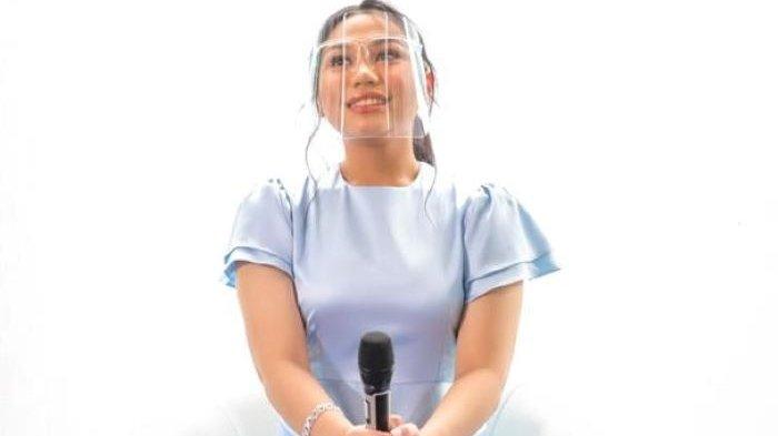 Penyanyi Aminda disela mengenalkan lagu 'Dua Centang Biru' di Hutan Kota Plataran, Senayan, Tanah Abang, Jakarta Pusat, Jumat (27/11/2020).
