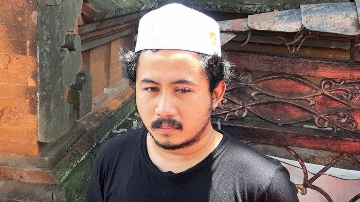 Refo, anak Ki Joko Bodo, di rumah duka, kawasan Lubang Buaya, Cipayung, Jakarta Timur, Selasa (22/11/2022) siang. Ki Joko Bodo meninggal dunia, Selasa pagi setelah mandi.