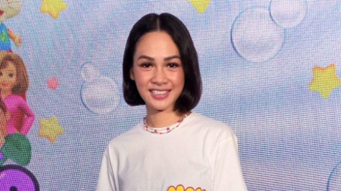 Andien di kawasan Kebayoran Lama, Jakarta Selatan, Minggu (27/3/2022).Â