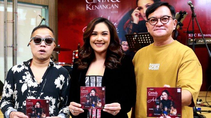 Penyanyi Andrea Lee mengenalkan album perdananya berjudul Cinta & Kenangan di KFC Kemang, Jakarta Selatan, Rabu (23/11/2022). Andrea Lee berpose bersama Sandhy Sondoro dan Hedi Yunus, dua musisi yang diajaknya berduet.