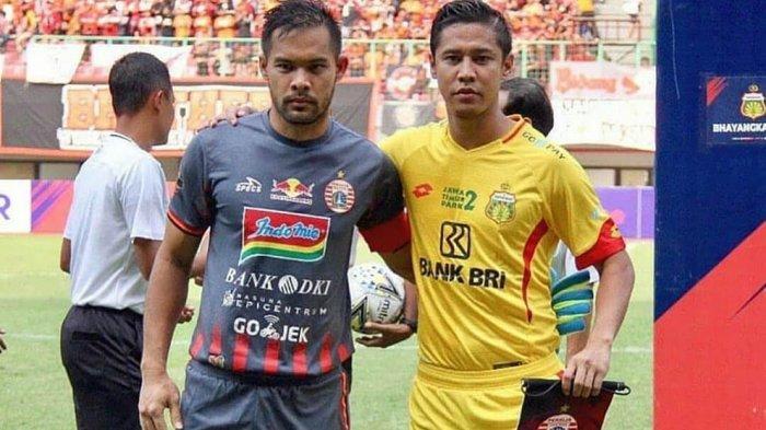 Andritany Ardhiyasa bersama kakaknya Indra Kahfi (kanan) pada laga Liga 1 yang mempertemukan Persija Jakarta vs Bhayangkara FC