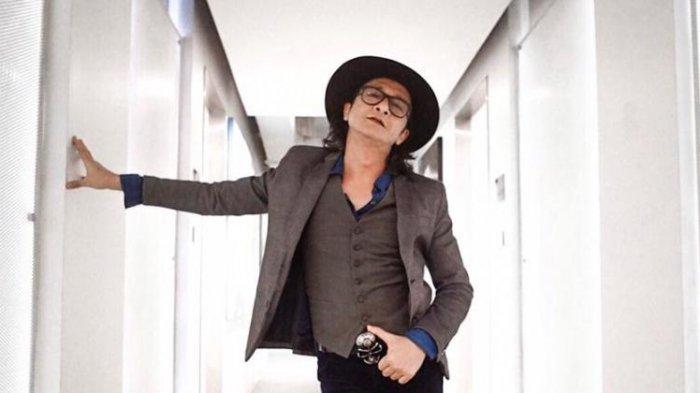 Single You & Me disebut Andy /rif sebagai lagu sederhana yang liriknya ditulis sendiri dan dirilis di pertengahan Agustus 2020. Lagu tersebut adalah single pertama dari proyek solo vokalis Band /rif tersebut.