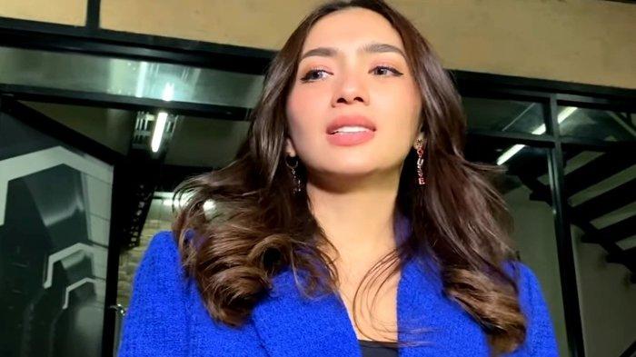 Presenter dan pemain sinetron Angel Karamoy di Studio PO TransTV, Mampang Prapatan, Jakarta Selatan, Kamis (17/11/2022).