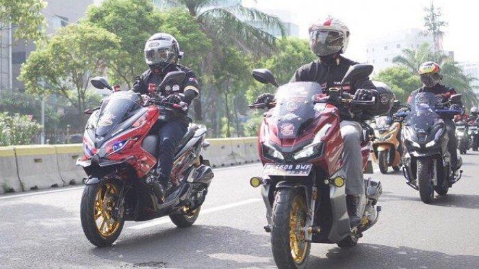 Anggota komunitas Asosiasi Honda Jakarta (AHJ) bersama manajemen Main Dealer Honda Jakarta Tangerang PT Wahana Makmur Sejati (WMS) menggelar kegiatan City Riding dalam rangka menyebarkan semangat bangkit di masa pandemi Covid-19, Sabtu (21/11/2020).
