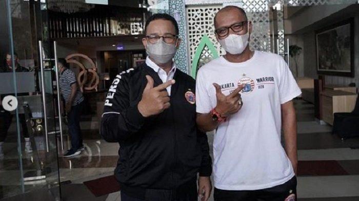 Gubernur DKI Jakarta Anies Baswedan khusus datang ke Solo, Jawa Tengah, beri dukungan kepada pemain dan ofisial Persija Jakarta, Minggu (25/4/2021). Anies berfoto bersama pelatih Persija Sudirman. Malam ini, leg kedua final Piala Menpora 2021, Persija Jakarta Vs Persib Bandung, berlangsung sekitar pukul 20:30 WIB.