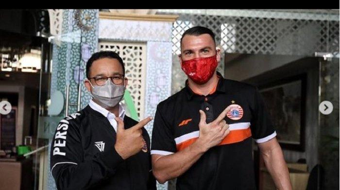 Gubernur DKI Jakarta Anies Baswedan khusus datang ke Solo, Jawa Tengah, beri dukungan kepada pemain dan ofisial Persija Jakarta, Minggu (25/4/2021). Anies berfoto dengan striker Persija Marco Simic. Malam ini, leg kedua final Piala Menpora 2021, Persija Jakarta Vs Persib Bandung, berlangsung sekitar pukul 20:30 WIB.