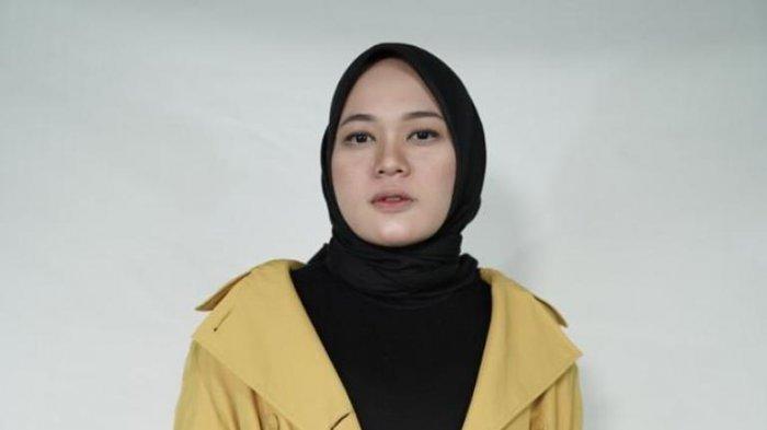 Anisa Rahman saat mengenalkan dua lagu baru sekaligus setelah sukses melantunkan cover Aisyah Istri Rasulullah di YouTube, Kamis (16/4/2020). Dua lagu baru yang dinyanyikan Anisa Rahman tersebut berjudul Berakhir dalam Taubat serta Li Khamsatun Antara Azab dan Ujian.