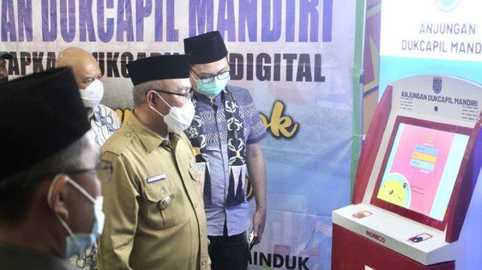 Wali Kota Depok Mohammad Idris meluncurkan Anjungan Dukcapil Mandiri (ADM) di Depok Town Square (Detos), Beji, Depok, Senin (21/12/2020).