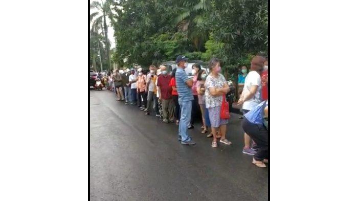 Antrean untuk vaksin Covid-19 lansia mengular di RSUD Kembangan, Jakarta Barat, Minggu (21/2/2021). Antrean vaksinasi Covid-19 lansia itu sudah terjadi sejak pukul 05.00 WIB.
