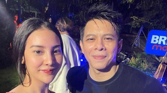 Selebgram Anya Geraldine mengunggah foto sedang bersama Ariel NOAH di akun Twitter @anyaselalubenar, Selasa (13/12/2021) malam. Foto mesra itu membuat iri banyak orang.