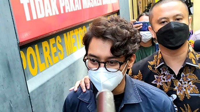 Musisi Ardhito Pramono dibawa dari Polres Metro Jakarta Barat ke Rumah Sakit Ketergantungan Obat (RSKO) Cibubur, Jakarta Timur, Jumat (21/1/2022), untuk menjalani rehabilitasi.