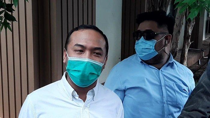 Ari Pujianto (kemeja putih) seusai menghadiri sidang cerainya dengan Ratu Felisha di Pengadilan Agama Jakarta Selatan, Jalan Harsono RM, Ragunan, Jakarta Selatan, Kamis (19/11/2020). Ratu Felisha tidak hadir dalam sidang cerainya tersebut.