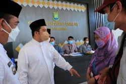 Arief R Wismansyah Serahkan ATM dan Buku Rekening Bank ke Keluarga Penerima Manfaat Kota Tangerang