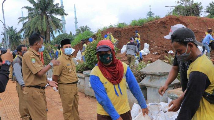 Wali Kota Tangerang, Arief R. Wismansyah memimpin rapat yang digelar secara virtual bersama dengan sejumlah OPD Pemkot Tangerang guna mengantisipasi terjadinya peluang terburuk yang akan terjadi termasuk banjir.