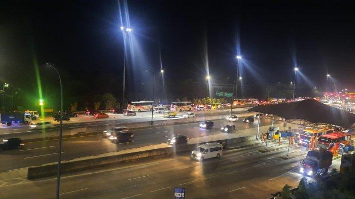 Arus lalu lintas di Tol Cikampek macet parah pada Minggu (8/5/2022) malam ini.