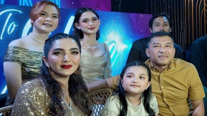 Penyanyi Ashanty dan Anang Hermansyah bersama Arsy, putri mereka, di Pavvo PIK, Penjaringan, Jakarta Utara, Rabu (5/10/2022).