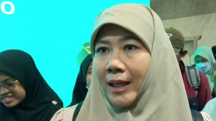 Penulis novel Asma Nadia mengenalkan aplikasi digital KBM App yang menjadi wadah bagi siapapun yang ingin menuliskan cerita di Jakarta Convention Centre (JCC), Senayan, Jakarta Pusat, Minggu (13/11/2022).