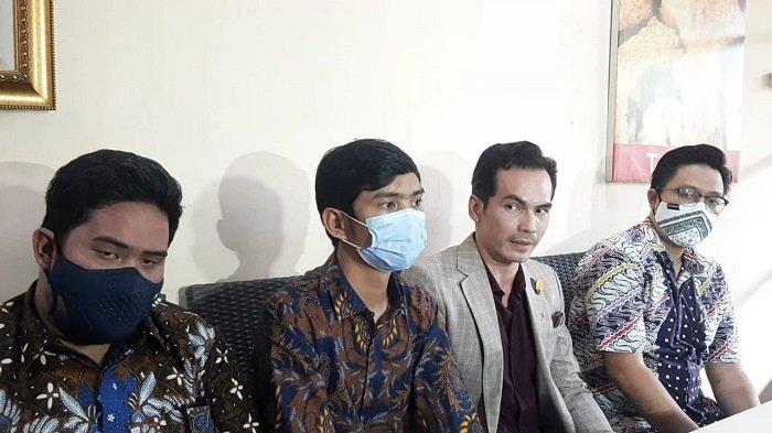 Atalarik Syach (kedua dari kanan) bersama tim kuasa hukumnya saat menggelar jumpa pers di Bintaro, Tangerang Selatan, Senin (5/4/2021). Harta gono gini dalam pernikahan Atalarik Syach dan Tsania Marwa hanya satu mobil Mercedes Benz dan satu set meja makan.