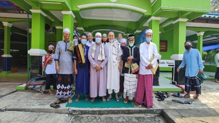 Ketua DPRD Kota Bogor, Atang Trisnanto, menjadi kotib Salat Jumat di Masjid Al Ittihat, Ciluar, Bogor. Tampak Atang berfoto bersama dengan para jamaah.