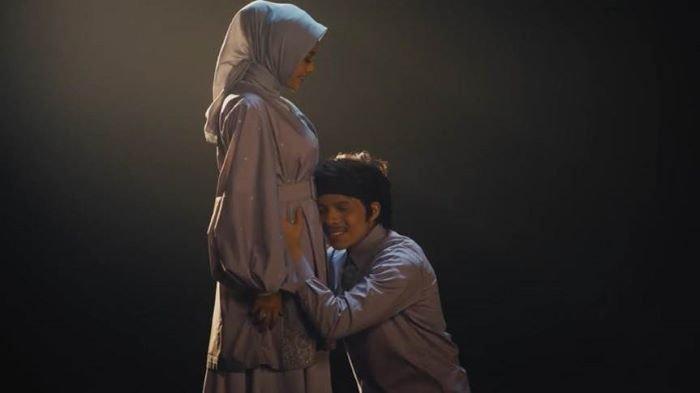 Atta Halilintar menyanyikan lagu 'Takbir' menjelang perayaan Idul Fitri 2021, Rabu (12/5/2021). Di hari kemenangan dan kebahagiaan atas kehamilan Aurel Hermansyah ini Atta Halilintar merilis lagu Takbir sebagai bentuk rasa syukurnya pada Allah.