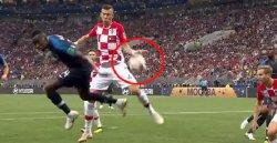 Striker Timnas Kroasia, Mario Mandzukic melakukan handball di final Piala Dunia 2018, antara Prancis vs Kroasia