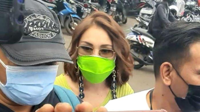 Ayu Ting Ting setelah syuting di TransTV, Jalan Kapten Tendean, Mampang Prapatan, Jakarta Selatan, Selasa (9/2/2021).