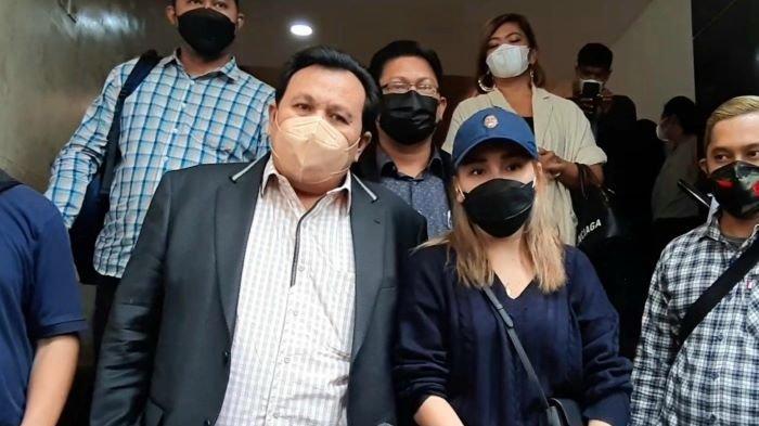Pedangdut Ayu Ting Ting setelah menjalani pemeriksaan penyidik Polda Metro Jaya selama 4 jam terkait laporannya terhadap haters, Selasa (14/9/2021) sore.
