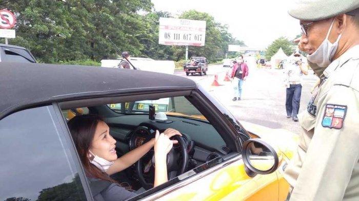 Ayu Ting Ting kena razia dan harus putar balik di bogor.