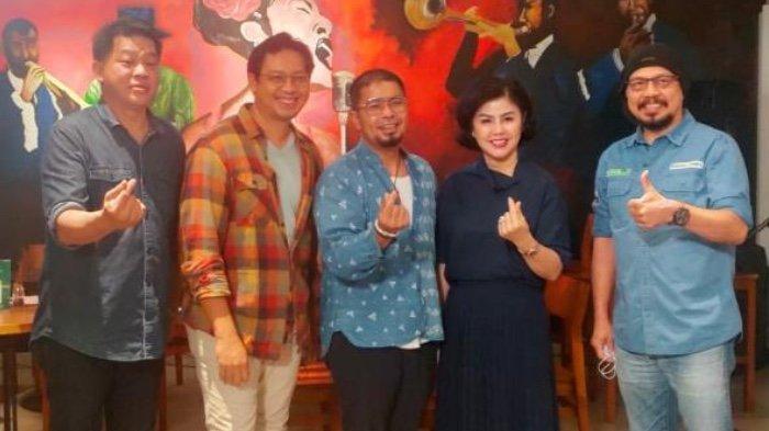 Bambang Reguna Bukit atau yang dikenal dengan sebutan Bams, mantan vokalis band SamsonS, bersama Desiree Tarigan, ibunya, sedang bergiat untuk membantu Usaha Mikro Kecil dan Menengah (UMKM) di Bali, Senin (7/3/2022).