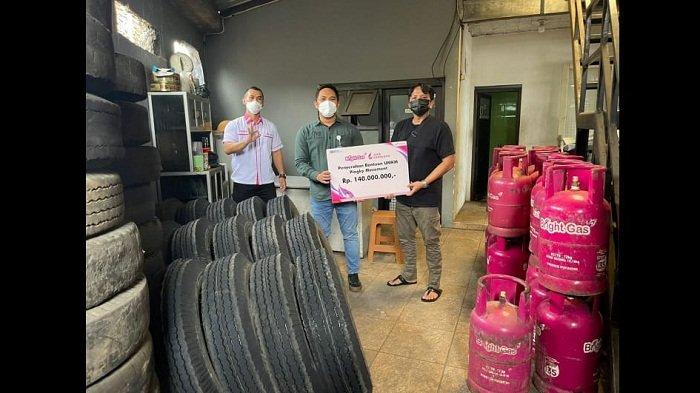 PT Pertamina Patra Niaga menyerahkan bantuan pinjaman modal usaha kepada pelaku usaha mikro, dan kecil (UMK) untuk mengembangkan usaha vulkanisir ban.
