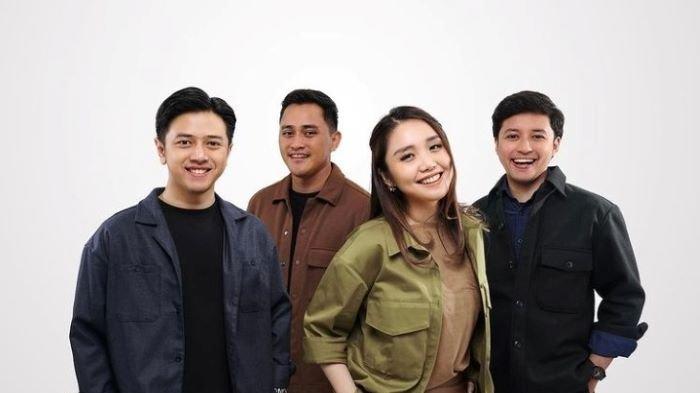 Band HIVI! terdiri dari Ezra Mandira Sugandi, Ilham Aditama, Febrian Nindyo Purbowiseso, dan Nadia Aleida Hadijono.