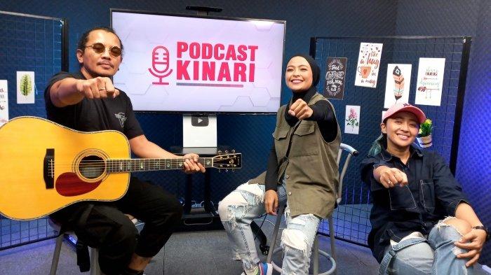 Band Kotak, yakni Cella (gitar), Tantri (vokal) dan Chua (bass), mengenalkan single Hantam! di Wartakotalive.com, Selasa (7/6/2022). Single Hantam! merupakan soundtrack film Satria Dewa Gatotkaca yang tayang di bioskop Indonesia mulai Kamis (9/6/2022).