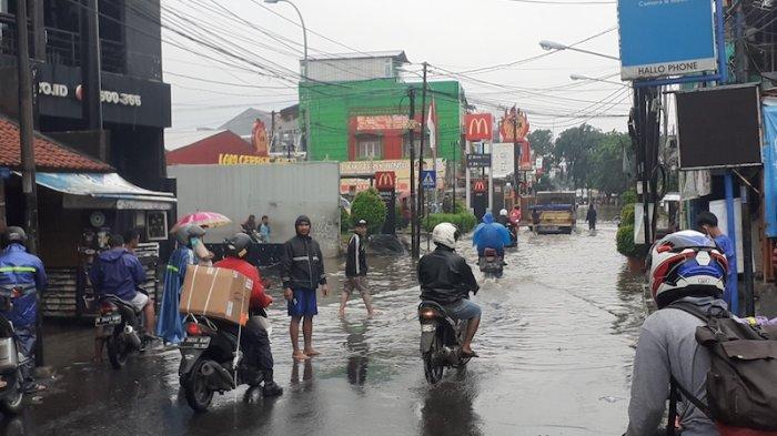 alan Bintara Raya, Kecamatan Bekasi Barat, Kota Bekasi, Jawa Barat terendam banjir setinggi 60 centimeter, pada Jumat (19/2/2021).
