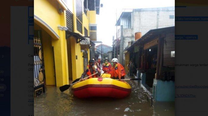 Petugas Dinas Pemadam Kebakaran dan Penyelamatan Kota Depok melakukan evakuasi di sejumlah pemukiman warga terdampak banjir, Sabtu (20/2/2021).