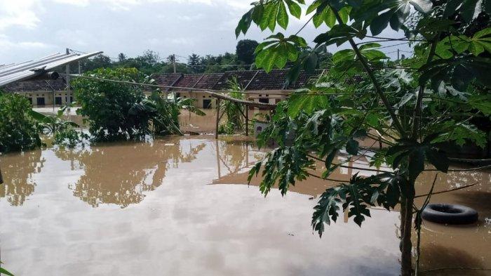 Hujan deras membuat wilayah Tangerang terendam banjir. Seperti yang terjadi di Perum Taman Cikande Block C RT 004/01 Desa Cikande, Kecamatan Jayanti, Kabupaten Tangerang.