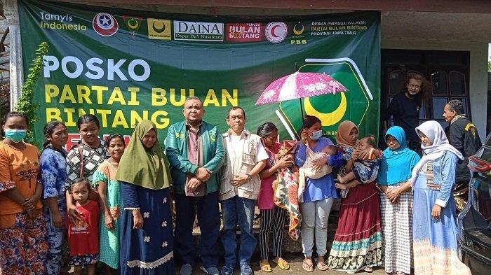 Bantuan sembako dari Partai Bulan Bintang (PBB) langsung disalurkan ke korban erupsi Gunung Semeru, Kabupaten Lumajang, Jawa Tengah, Sabtu (18/12/2021).