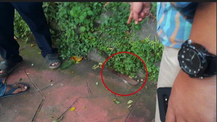 Sajam berjenis golok masih tersisa bercak darah ditemukan pihak Unit Reskrim Polsek Serpong saat melakukan olah TKP tawuran antar dua kelompok pelajar di Jalan Ciater Raya, Serpong, Kota Tangsel.