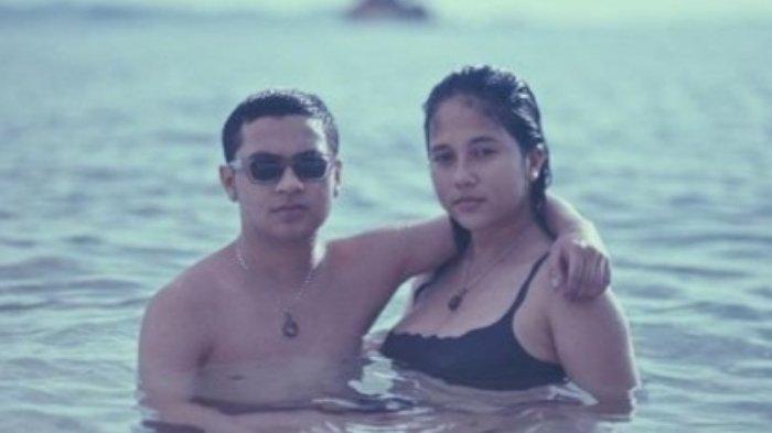 Penyanyi dan pemain sinetron Bastian Steel Sitha Marino memamerkan kemesraan mereka disela berlibur di Nusa Tenggara Timur, Senin (14/11/2022). Mengapa diminta menikah?