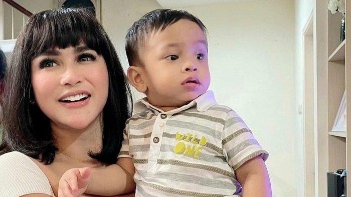 Pedangdut Bebizie saat menggendong Gala Sky.