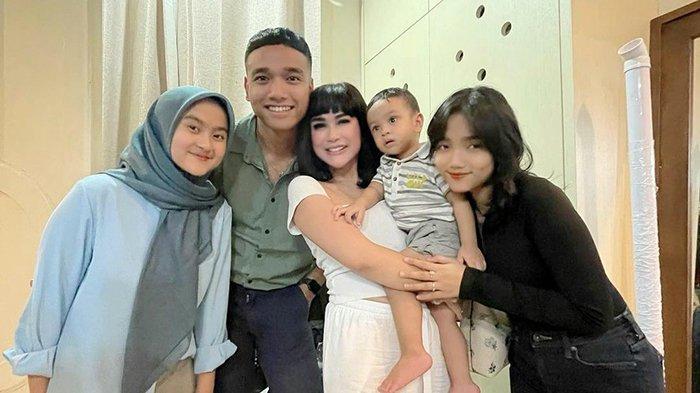 Pedangdut Bebizie memakai wig saat menggendong Gala Sky, anak mendiang Vanessa Angel dan Bibi Ardiansyah, berpose bersama Fuji dan Fadly, Minggu (19/12/2021). Fuji dan Fadly adalah adik ipar mendiang Vanessa Angel.