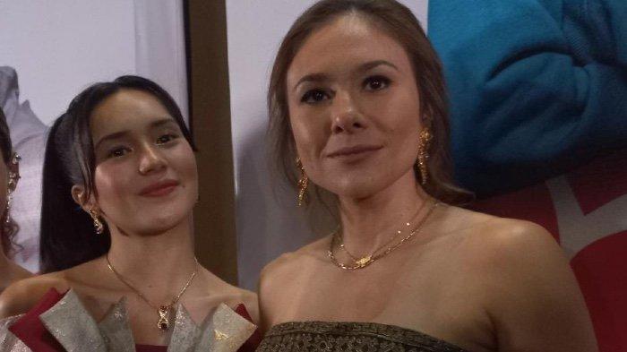 Pemain film Beby Tshabina dan Wulan Guritno disela gala premier film Naga Naga Naga Bioskop XXI Epicentrum Walk, Kuningan, Jakarta Selatan, Rabu (8/6/2022). Beby Tshabina memainkan peran Monaga, anak Monita (diperankan Wulan Guritno) di film tersebut.